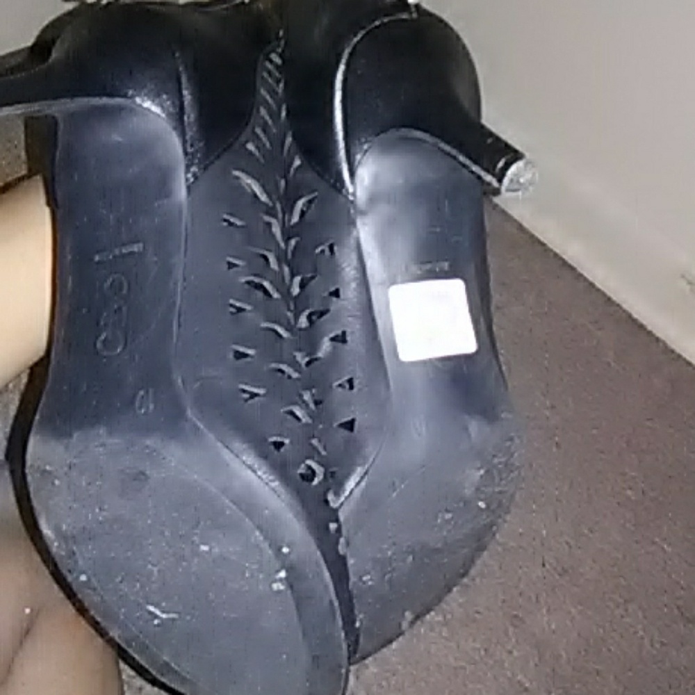 Heels - Picture 2 of 3